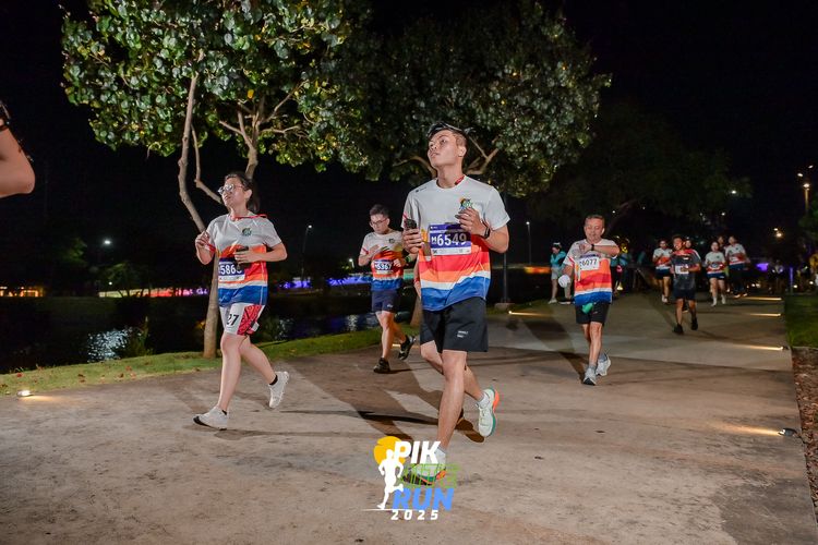 Race photo from PIK NITE RUN 2025