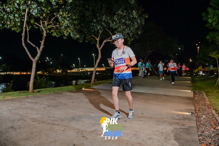 Race photo from PIK NITE RUN 2025
