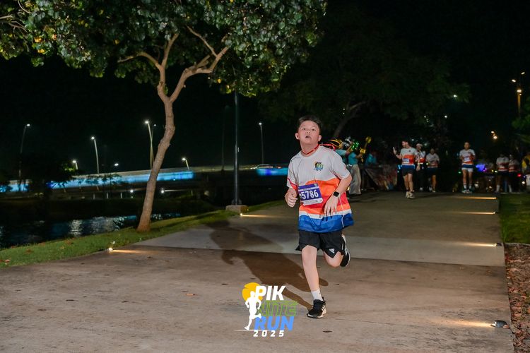 Race photo from PIK NITE RUN 2025