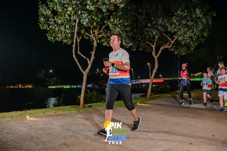 Race photo from PIK NITE RUN 2025