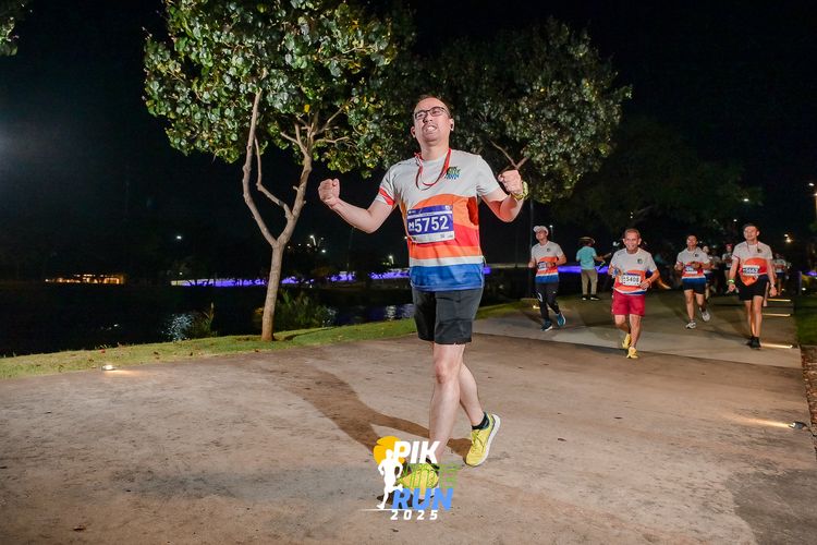 Race photo from PIK NITE RUN 2025