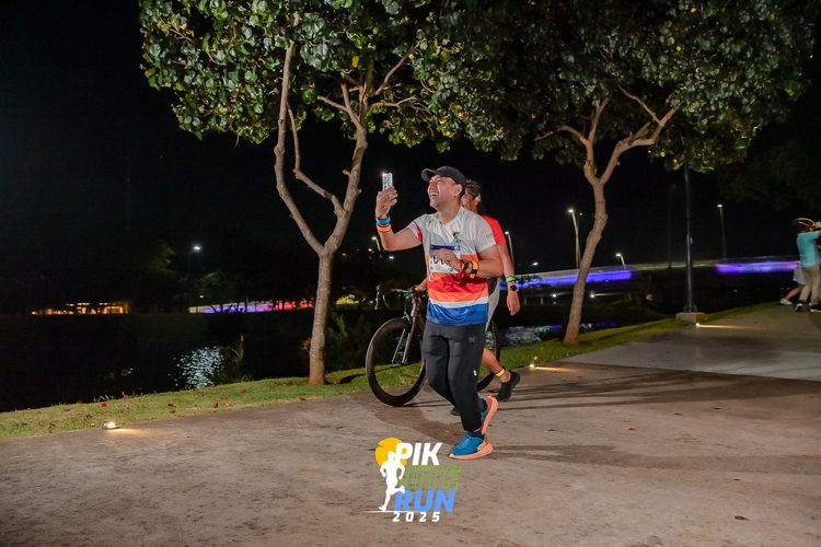 Race photo from PIK NITE RUN 2025
