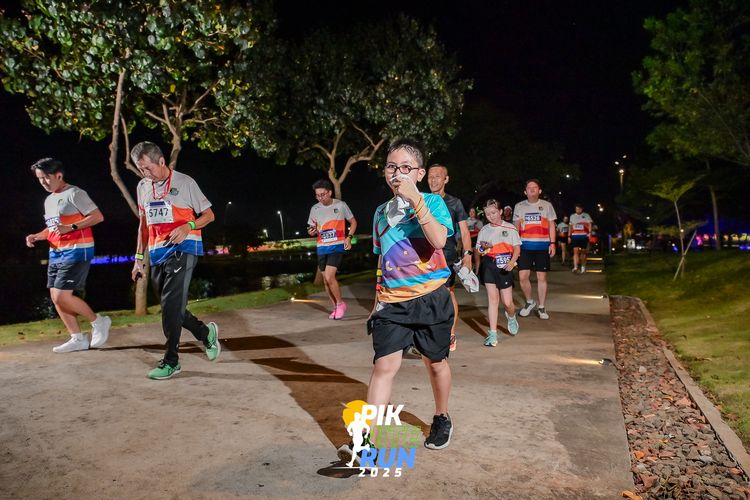 Race photo from PIK NITE RUN 2025