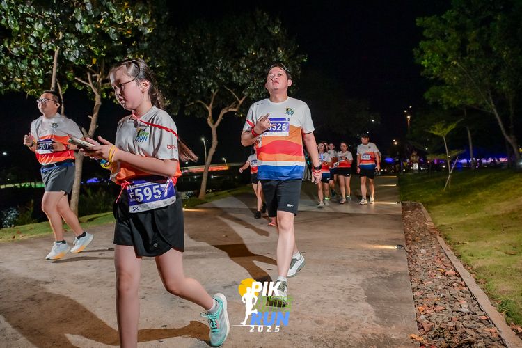 Race photo from PIK NITE RUN 2025
