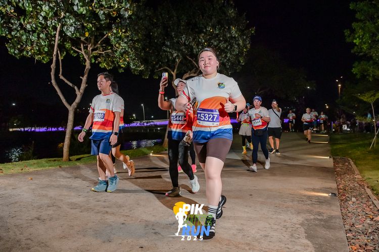 Race photo from PIK NITE RUN 2025