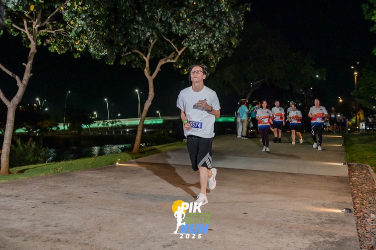 Race photo from PIK NITE RUN 2025