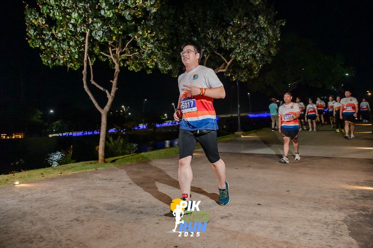 Race photo from PIK NITE RUN 2025