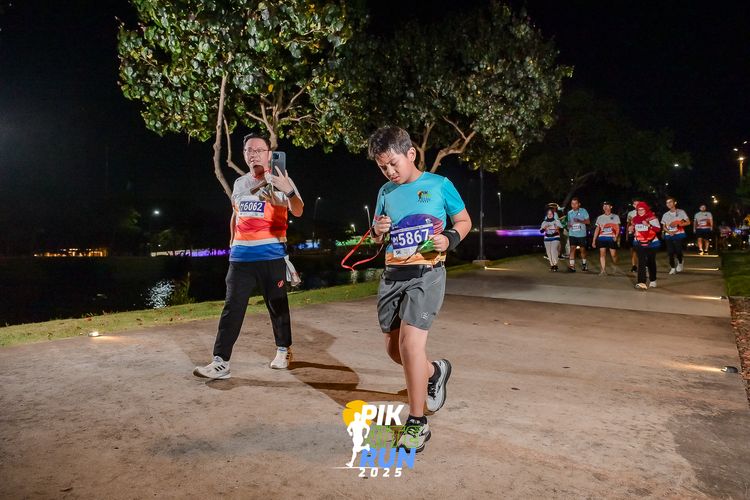 Race photo from PIK NITE RUN 2025