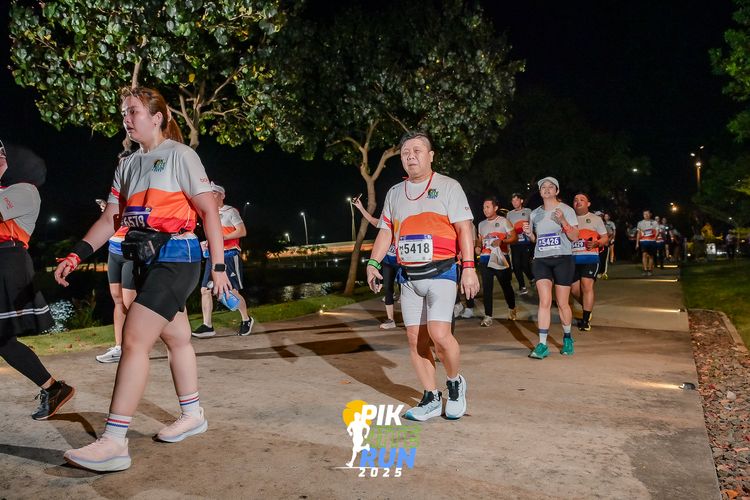 Race photo from PIK NITE RUN 2025