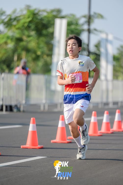 Race photo from PIK NITE RUN 2025