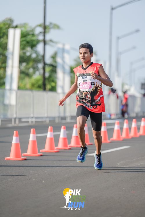 Race photo from PIK NITE RUN 2025