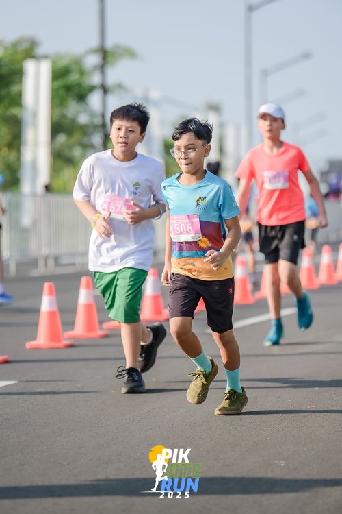 Race photo from PIK NITE RUN 2025