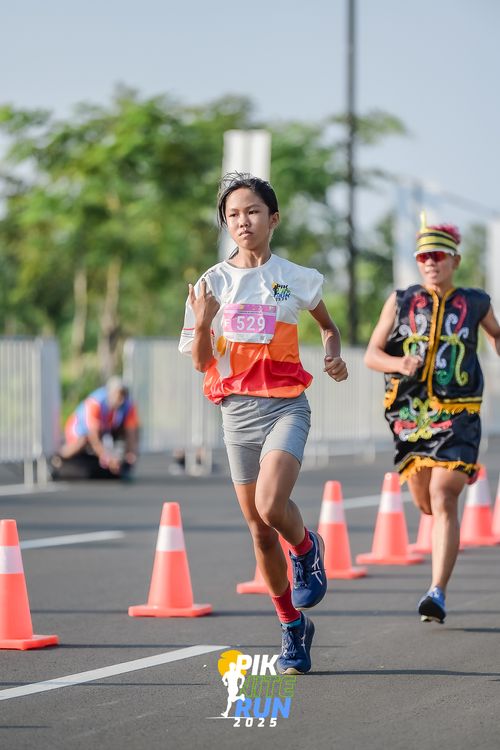 Race photo from PIK NITE RUN 2025
