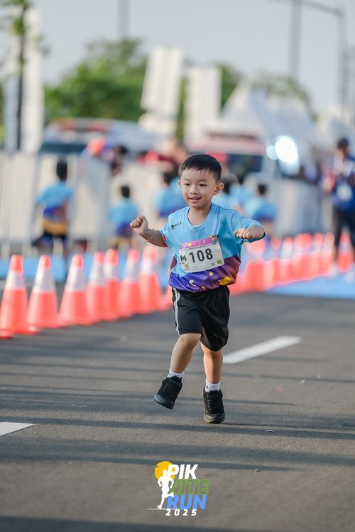 Race photo from PIK NITE RUN 2025