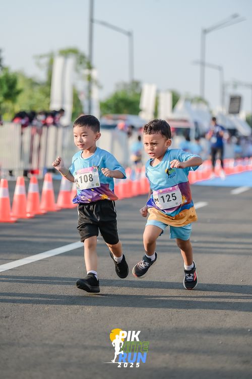 Race photo from PIK NITE RUN 2025