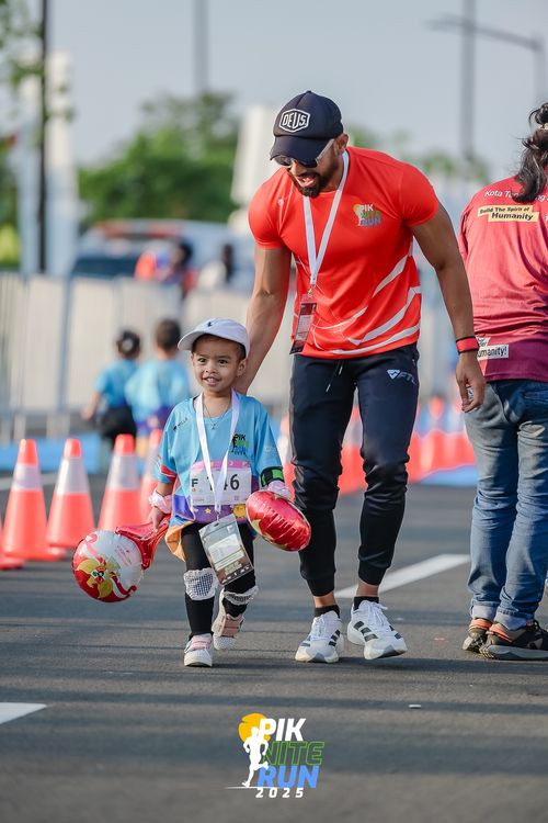 Race photo from PIK NITE RUN 2025