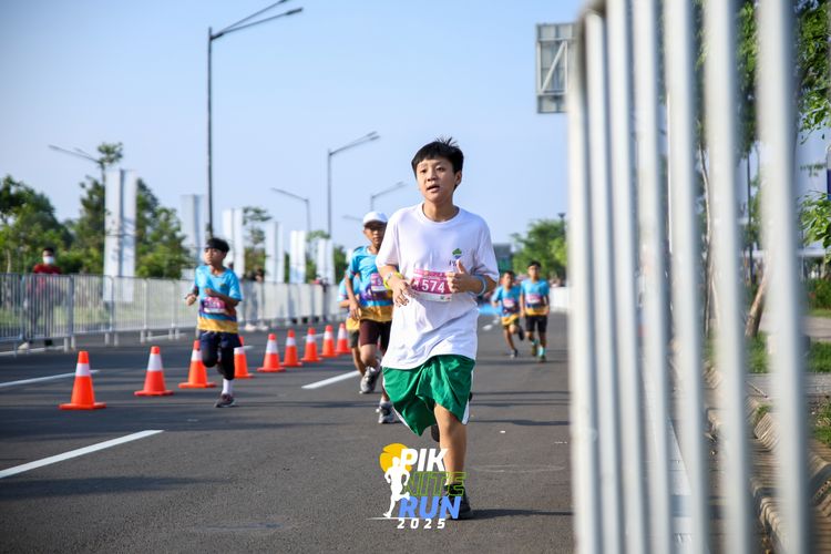 Race photo from PIK NITE RUN 2025