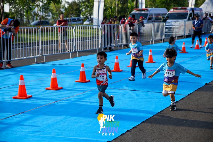 Race photo from PIK NITE RUN 2025