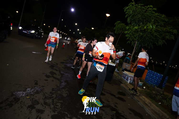 Race photo from PIK NITE RUN 2025