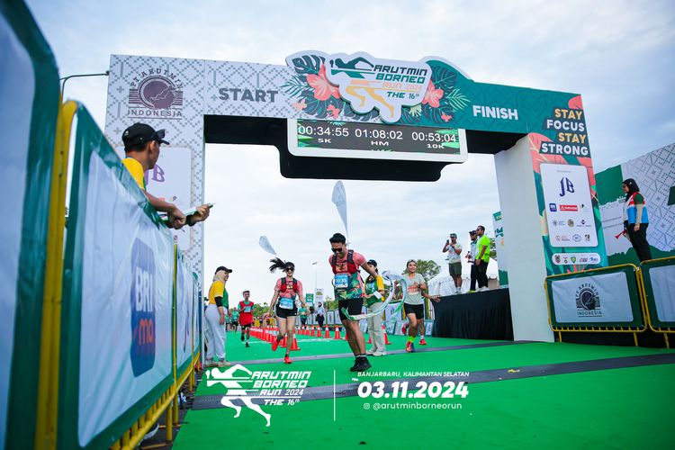 Race photo from Arutmin Borneo Run 2024