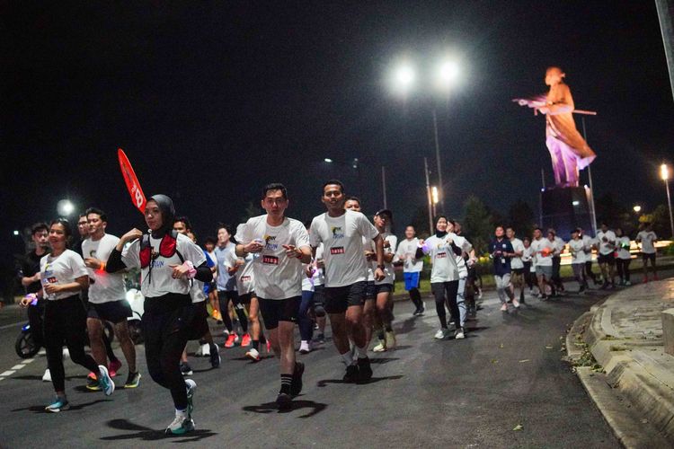 Race photo from PIK NITE RUN VIBES