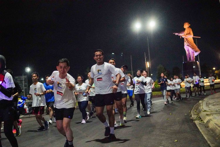 Race photo from PIK NITE RUN VIBES