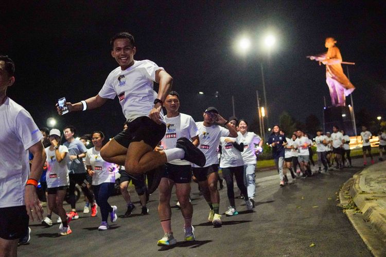 Race photo from PIK NITE RUN VIBES