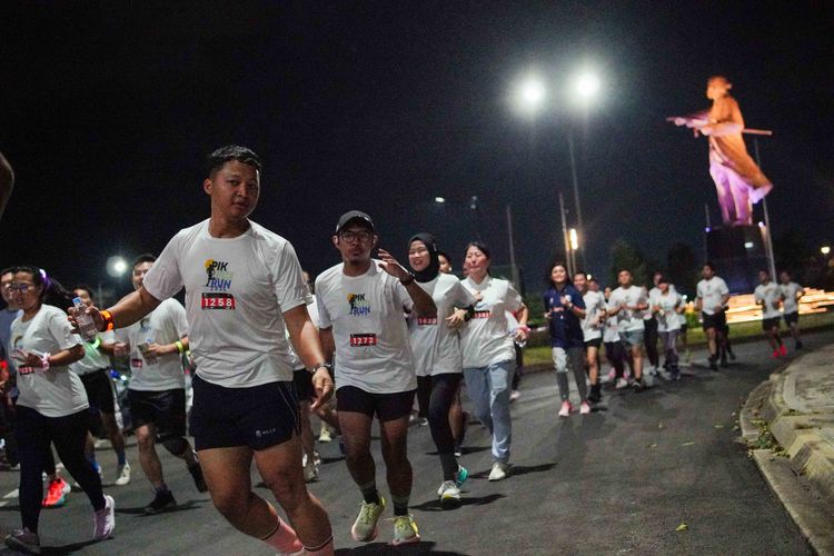 Race photo from PIK NITE RUN VIBES