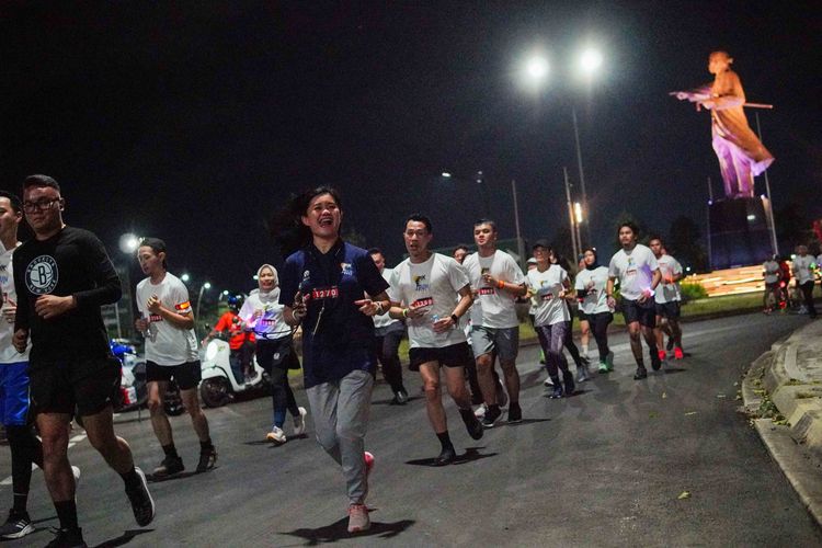 Race photo from PIK NITE RUN VIBES