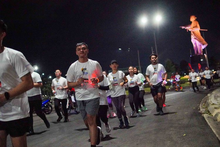 Race photo from PIK NITE RUN VIBES