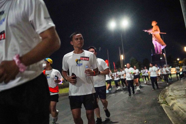 Race photo from PIK NITE RUN VIBES