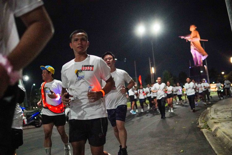 Race photo from PIK NITE RUN VIBES