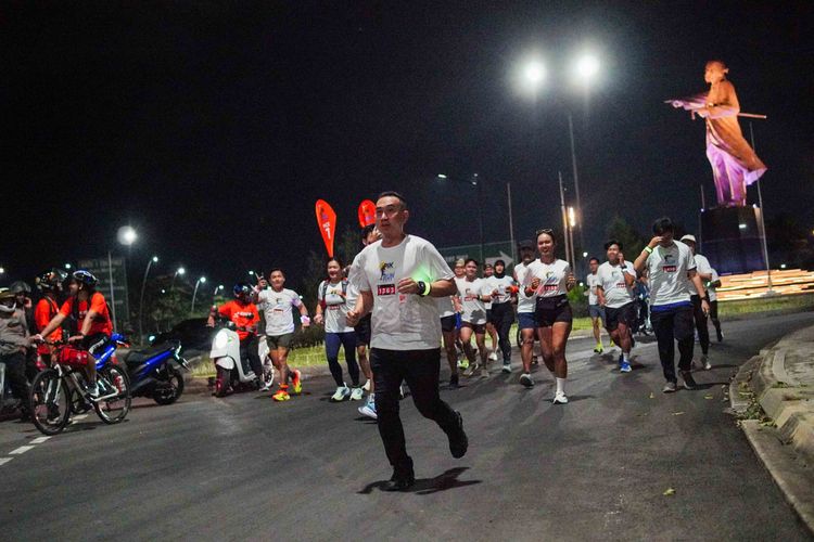 Race photo from PIK NITE RUN VIBES