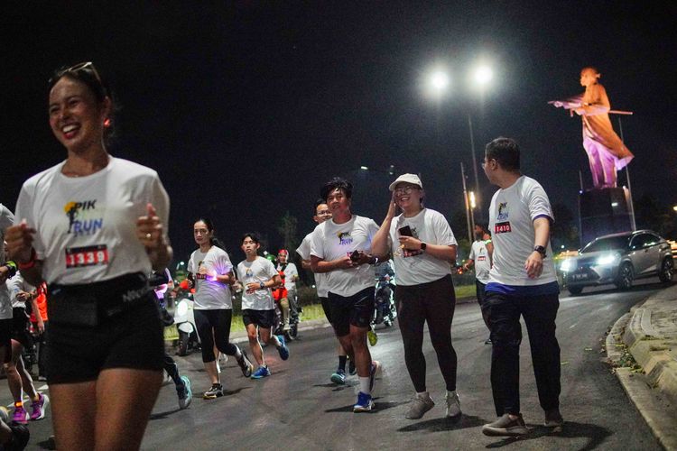 Race photo from PIK NITE RUN VIBES