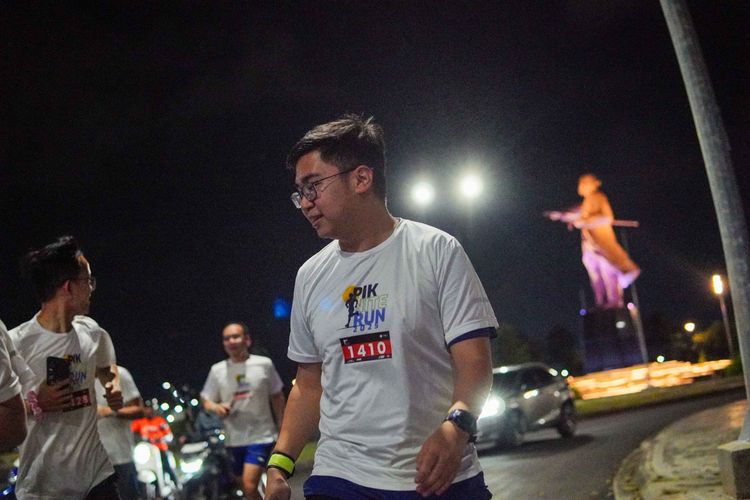 Race photo from PIK NITE RUN VIBES