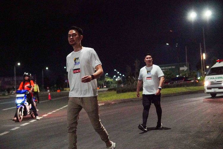 Race photo from PIK NITE RUN VIBES