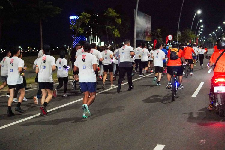 Race photo from PIK NITE RUN VIBES