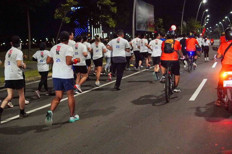 Race photo from PIK NITE RUN VIBES