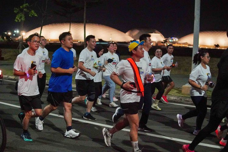 Race photo from PIK NITE RUN VIBES