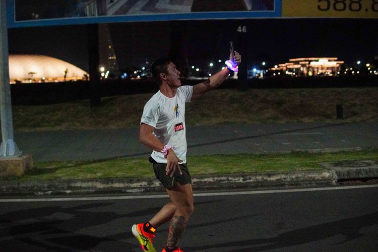Race photo from PIK NITE RUN VIBES