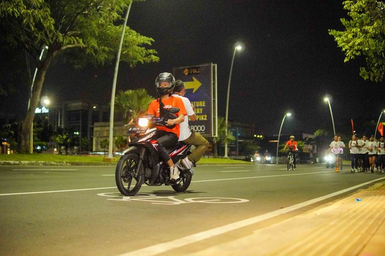 Race photo from PIK NITE RUN VIBES