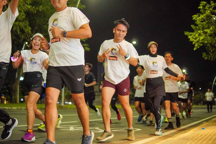 Race photo from PIK NITE RUN VIBES