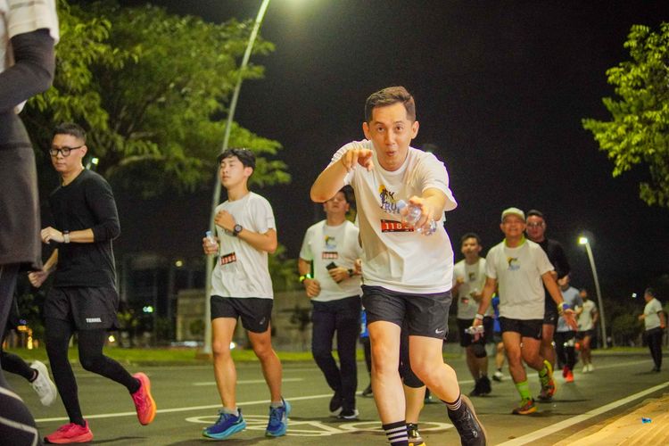 Race photo from PIK NITE RUN VIBES