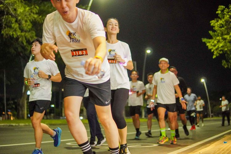 Race photo from PIK NITE RUN VIBES
