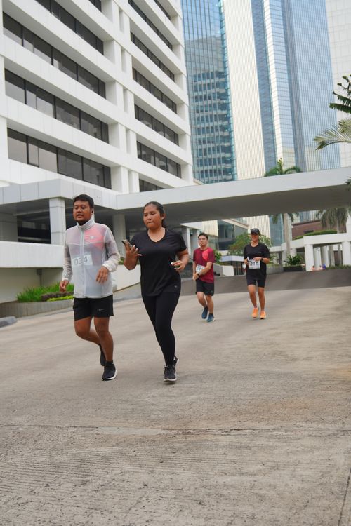 Race photo from Assurance Fun Run 2024