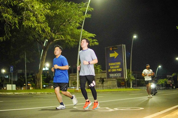 Race photo from PIK NITE RUN VIBES