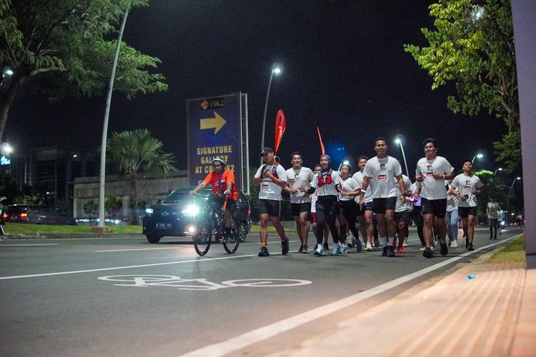Race photo from PIK NITE RUN VIBES