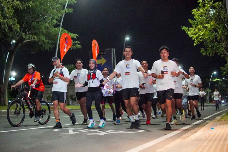 Race photo from PIK NITE RUN VIBES