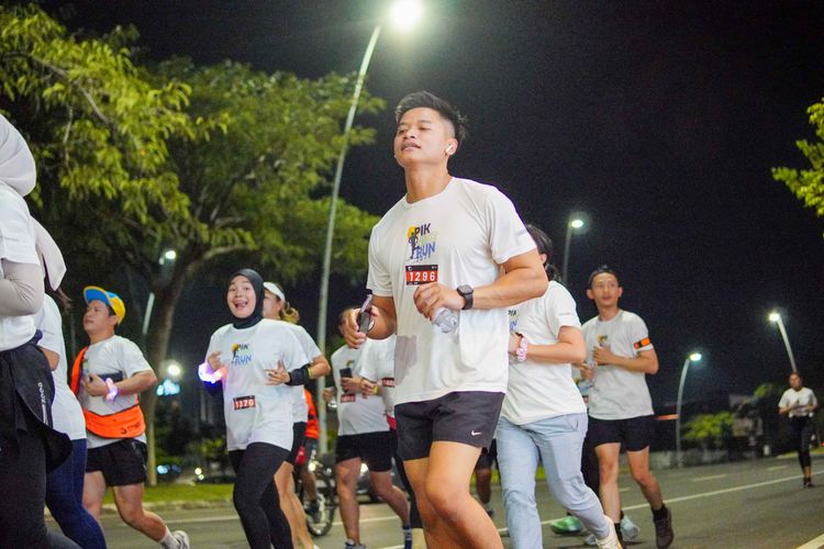 Race photo from PIK NITE RUN VIBES