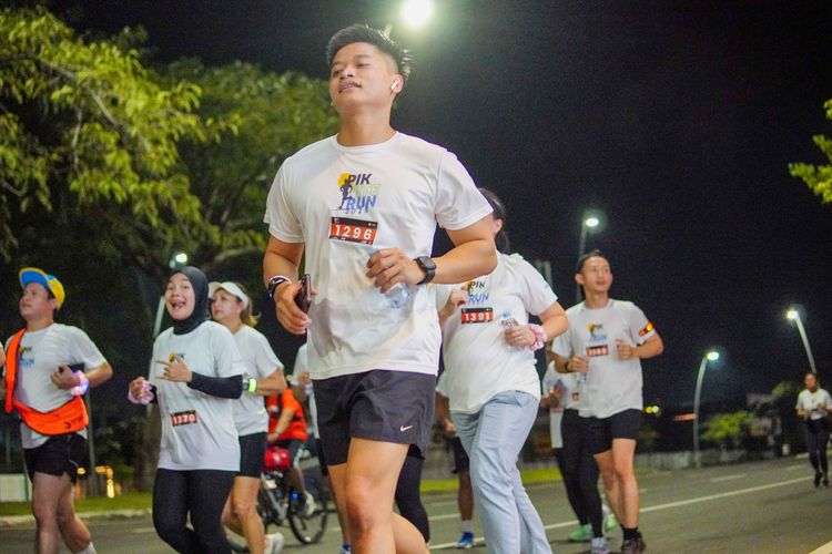 Race photo from PIK NITE RUN VIBES